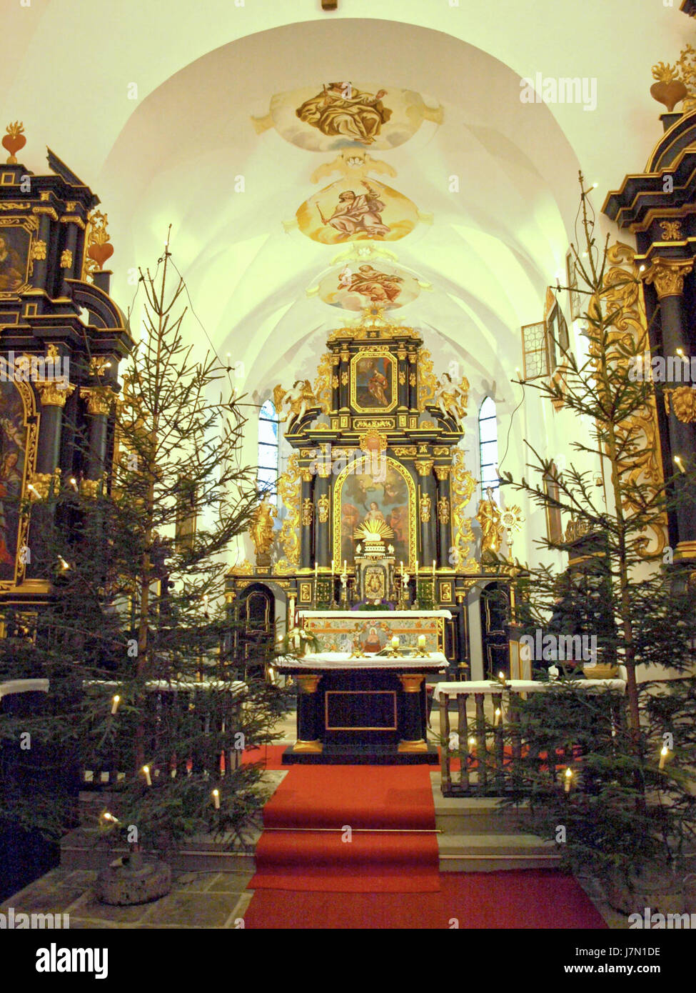 L'immagine cattura la Santa Veit Filialkirche, una chiesa situata in Austria, il 24 dicembre 2011. La foto evidenzia le caratteristiche architettoniche e l'ambiente di questo sito religioso. Foto Stock
