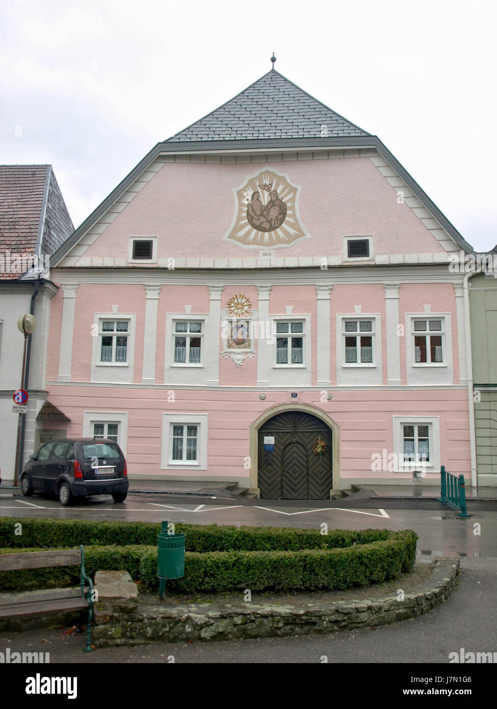Una foto scattata il 26 dicembre 2012, che mostra Wilhelmsburg Hauptplatz 11, una posizione notevole nel quartiere di Wilhelmsburg, che cattura la piazza della città e le caratteristiche architettoniche. Foto Stock