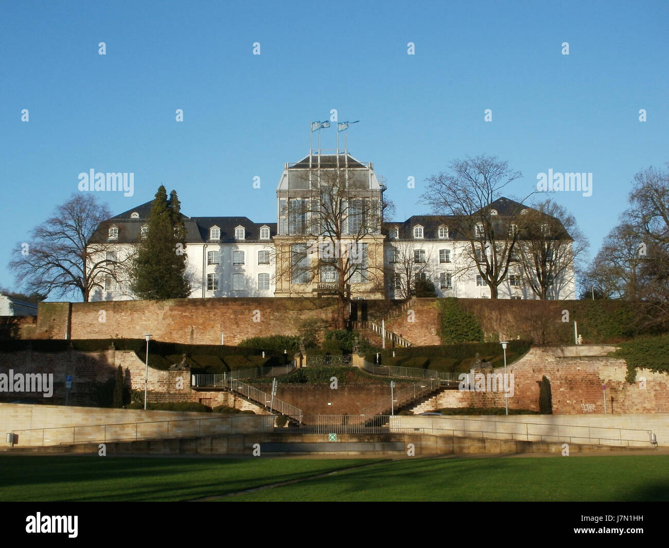 Questa immagine del 30 dicembre 2011 cattura Schloss Saarbruecken, un importante castello storico a Saarbruecken, in Germania. Mette in evidenza le sue caratteristiche architettoniche e il suo ruolo nella storia regionale. Foto Stock