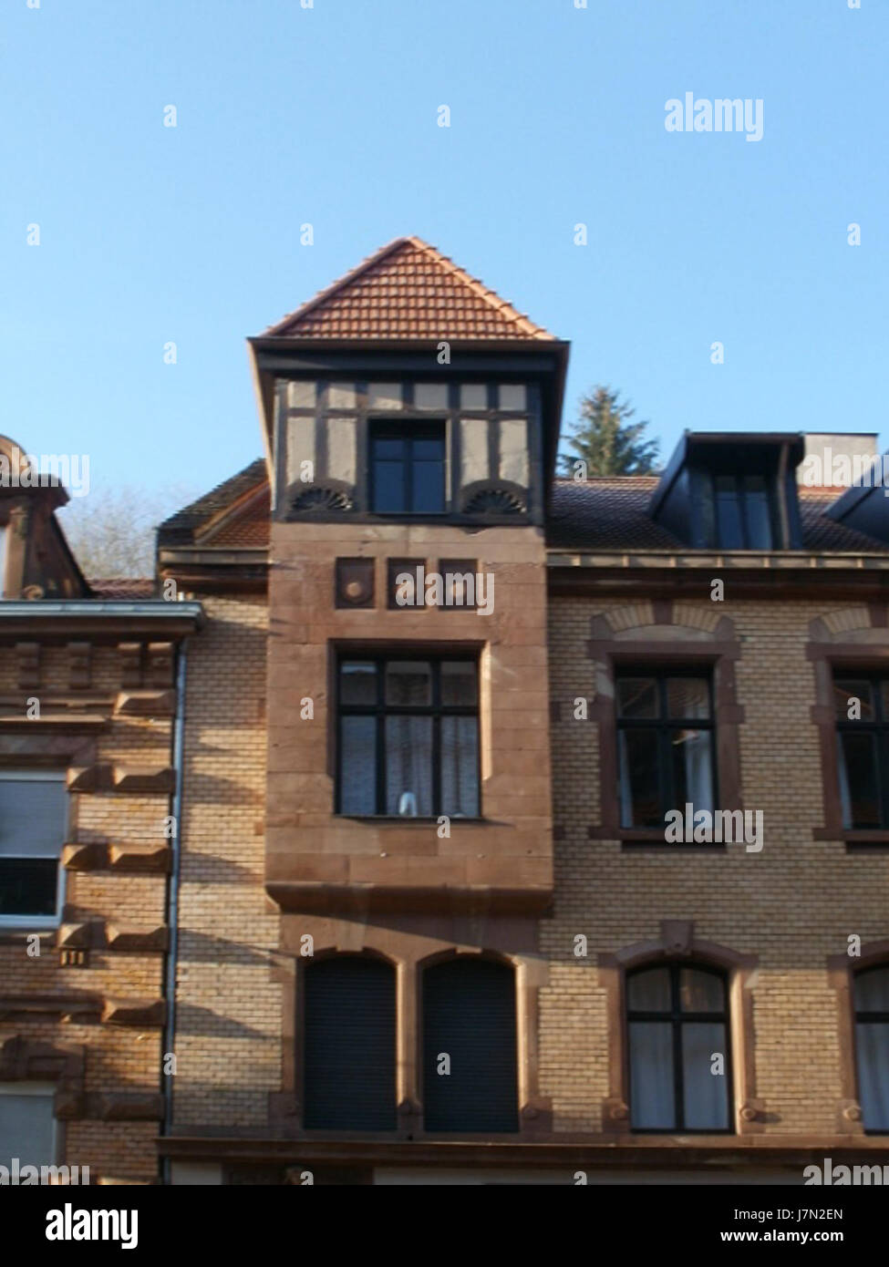 Questo titolo si riferisce a una posizione su Talstr. 64 a SaarbrÃ¼cken, in Germania, una strada conosciuta per edifici residenziali o commerciali all'interno della città. Foto Stock