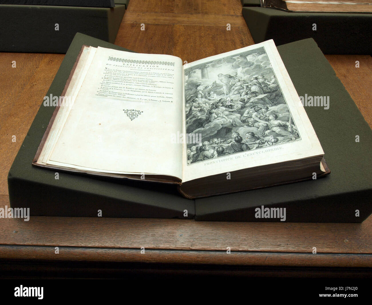 Un'immagine che mostra la prima enciclopedia del mondo al Teylers Museum, evidenziando la sua importanza storica e intellettuale nello studio della conoscenza globale. Foto Stock