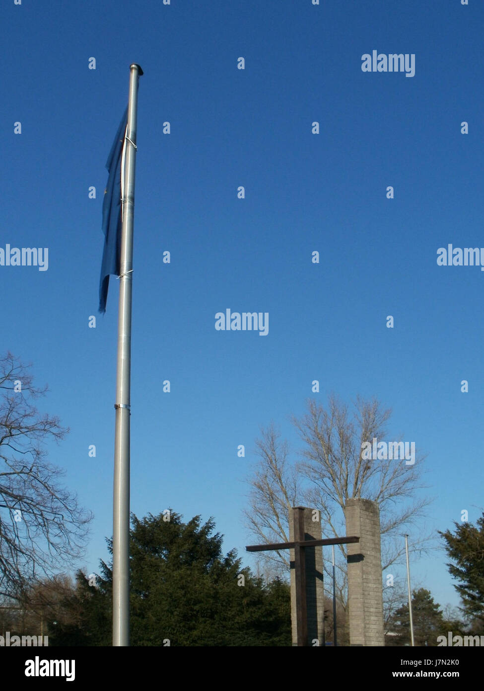 Il Voelkerkreuz di Hockenheim, in Germania, è un monumento storico dedicato alla memoria di coloro che persero durante la seconda guerra mondiale e funge da simbolo di pace e memoria per la comunità e la nazione. Foto Stock