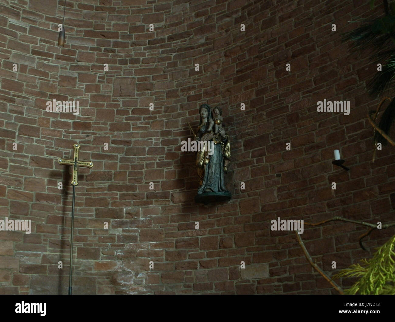 Maria Koenigin è un punto di riferimento a SaarbrÃ¼cken, in Germania, situata nella regione nota per il suo significato storico. Il sito è associato al patrimonio culturale ed è un simbolo dell'influenza architettonica e religiosa della regione. Foto Stock