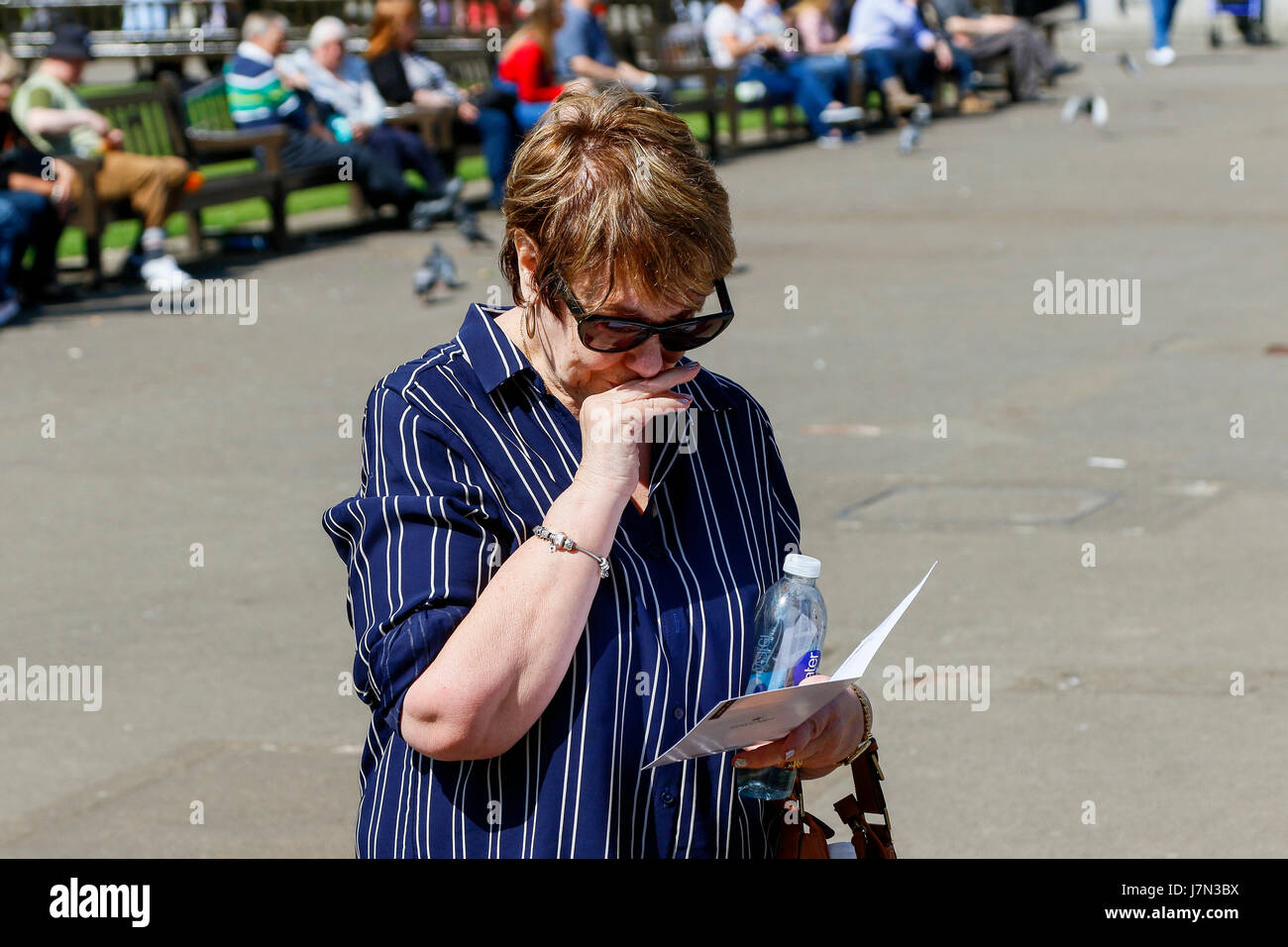 Glasgow, Scotland, Regno Unito. 25 Maggio, 2017. George Square nel centro della città di Glasgow è venuto ad un immobile oggi alle 11.00 quando le persone hanno osservato un minuto di silenzio a sostegno dei feriti e nel rispetto di quelli uccisi nel Manchester attentato terroristico. Molte persone di cui fiori, candele e pregato per coloro che sono stati colpiti dalle atrocità e per dimostrare la sua solidarietà con il popolo di Manchester. Credito: Findlay/Alamy Live News Foto Stock