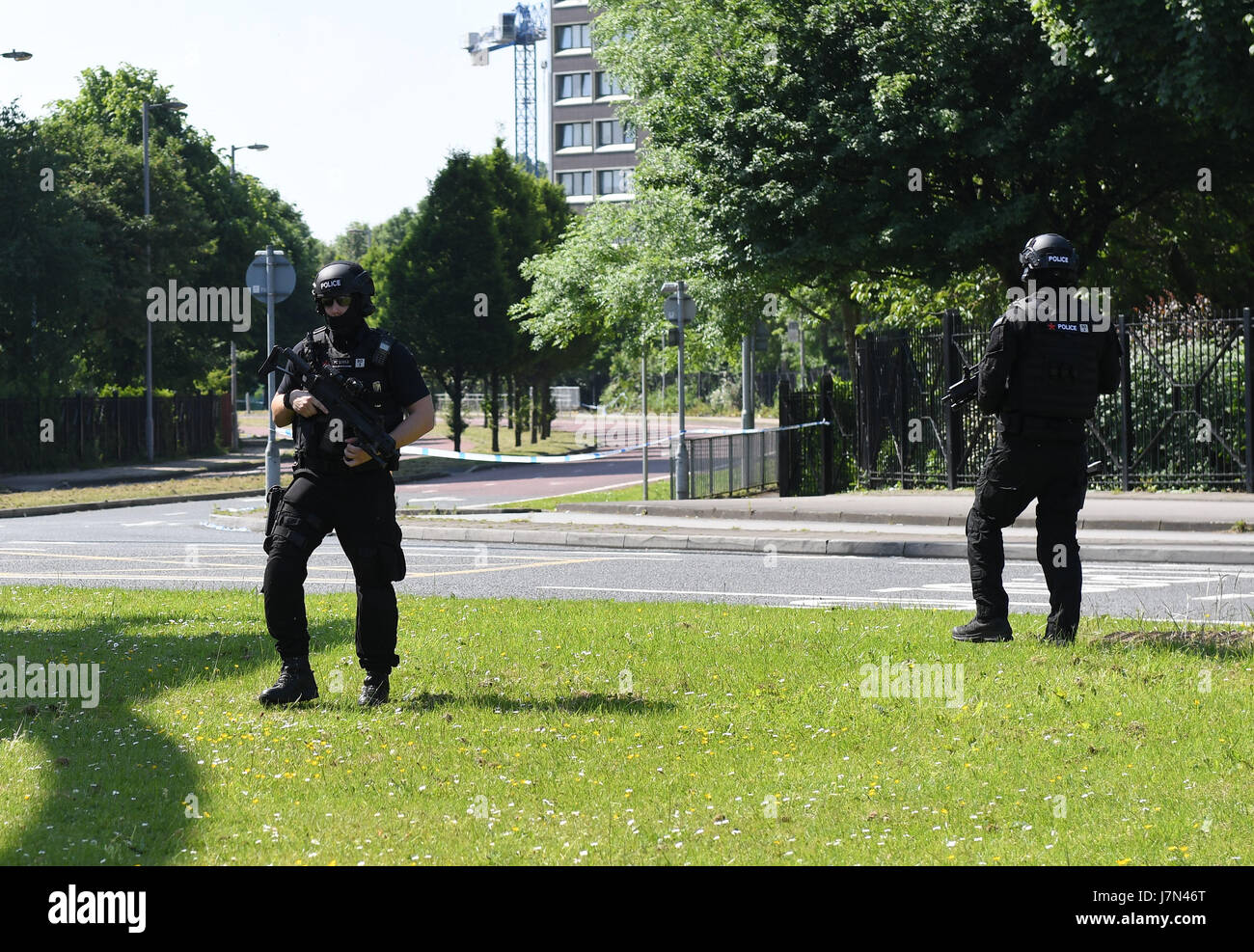 Polizia ed esercito bomb disposal chiamati ad un pacchetto sospetto in hulme, Manchester Foto Stock