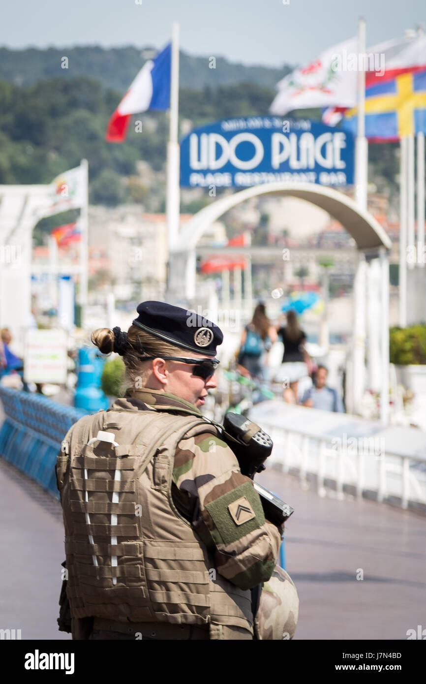 Nizza, Francia. 25 Maggio, 2017. Le truppe francesi rimangono in stato di allerta mentre il pattugliamento lungo la Promenade des Anglais a Nizza il sito dell ultimo anno di attacco terroristico. La sera del 14 luglio a 19 t i camion Cargo è stata deliberatamente guidato nella folla per celebrare il Giorno della Bastiglia causando la morte di 86 persone e il ferimento di altre 434. Credito: Guy Corbishley/Alamy Live News Foto Stock