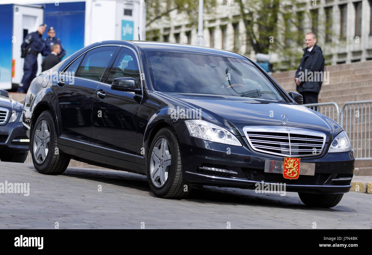 Helsinki, Finlandia. 25 Maggio, 2017. Funerali di Stato è stato tenuto in onore del IX presidente della Finlandia (1982-1994) Mauno Henrik Koivisto (25 Nov 1923-12 maggio 2017). La limousine presidenziale segue il funebre. Credito: Hannu Mononen/Alamy Live News Foto Stock