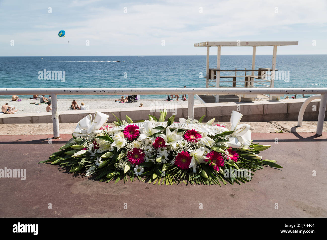 Nizza, Francia. 25 Maggio, 2017. Omaggi floreali rimangono in posto lungo la Promenade des Anglais a Nizza il sito dell ultimo anno di attacco terroristico. La sera del 14 luglio a 19 t i camion Cargo è stata deliberatamente guidato nella folla per celebrare il Giorno della Bastiglia causando la morte di 86 persone e il ferimento di altre 434. Credito: Guy Corbishley/Alamy Live News Foto Stock