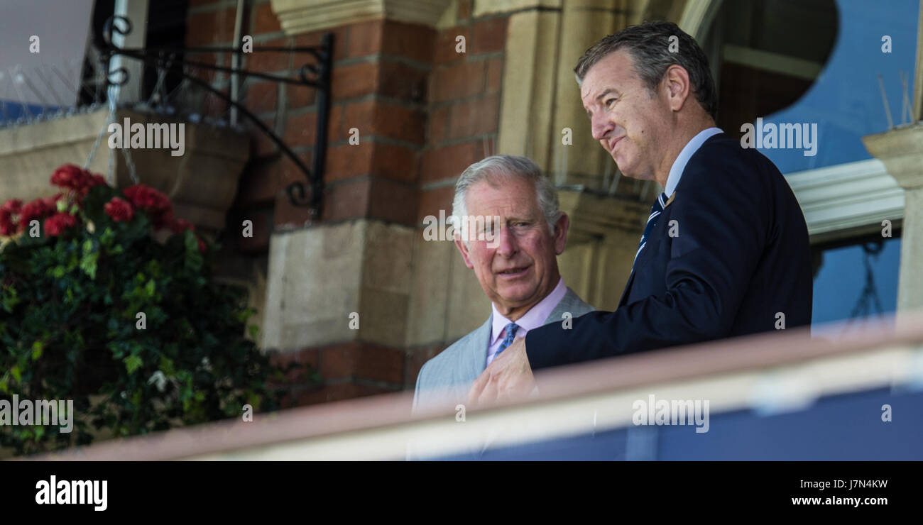 L'Ovale, Londra, Regno Unito. 25 Maggio, 2017. Il Principe di Galles con Surrey County Cricket Club Presidente Sig. Richard Thompson al momento del lancio il International Cricket Consiglio (ICC) campioni Trofeo al ovale dove egli ha guardato una gioventù partita di cricket e ha incontrato alcuni dei ragazzi che partecipano. David Rowe/Alamy Live News. Foto Stock