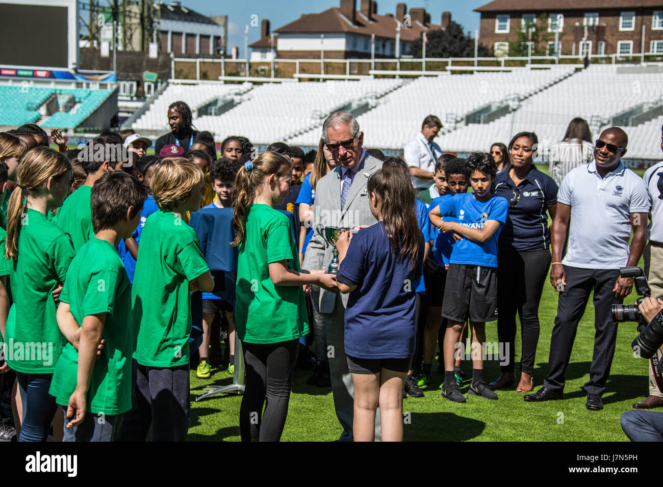 L'Ovale, Londra, Regno Unito. 25 Maggio, 2017. Il Principe di Galles ha lanciato l'International Cricket Consiglio (ICC) campioni Trofeo al ovale dove egli ha guardato una gioventù partita di cricket e ha incontrato alcuni dei ragazzi che partecipano. David Rowe/Alamy Live News. Foto Stock