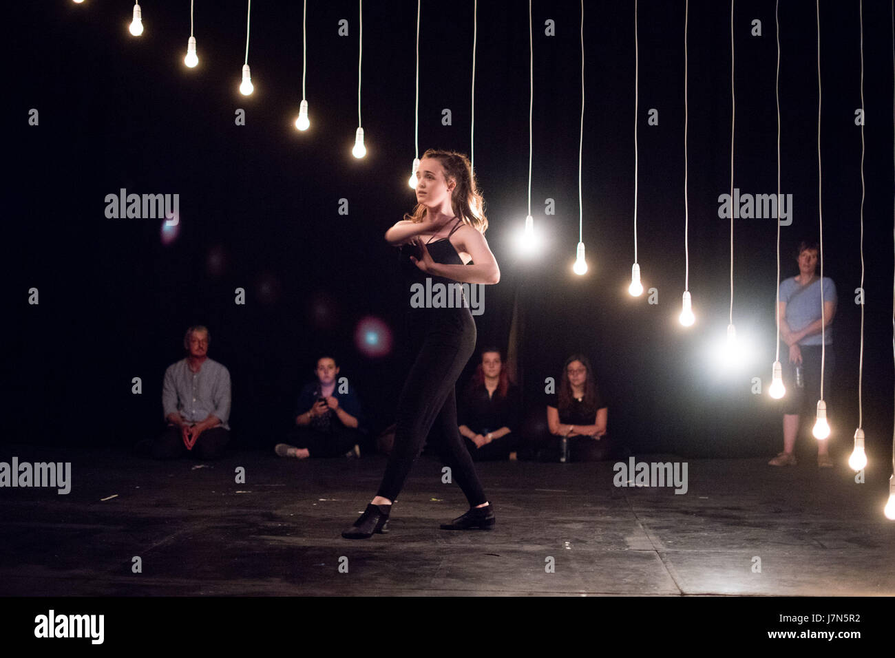 Aberystwyth, Wales, Regno Unito. 25 Maggio, 2017. Gli studenti del corso di scenografia di Aberystwyth university di studi teatrali, dipartimento di eseguire il loro ultimo anno progetti . Dan Smith ha un pezzo di 'Musical lampadario' consisteva di 44 luci elettriche, sospesi su cavi dal soffitto, ciascuno attivato dalla musica ha giocato su un pianoforte, mentre il suo vecchio anno 16 sorella Edith Smith ha cantato e ballato in scultura Photo credit Keith Morris / Alamy Live News Foto Stock