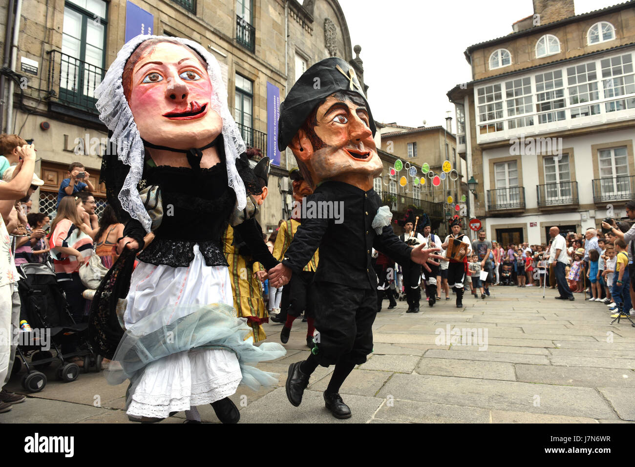 Santiago de Compostela, Spagna. 25 Maggio, 2017. Gigantes y cabezudos giganti sfilano per le strade di Santiago de Compostela in Spagna settentrionale durante il giorno dell'Ascensione festival. Credito: David Bagnall/Alamy Live News Foto Stock