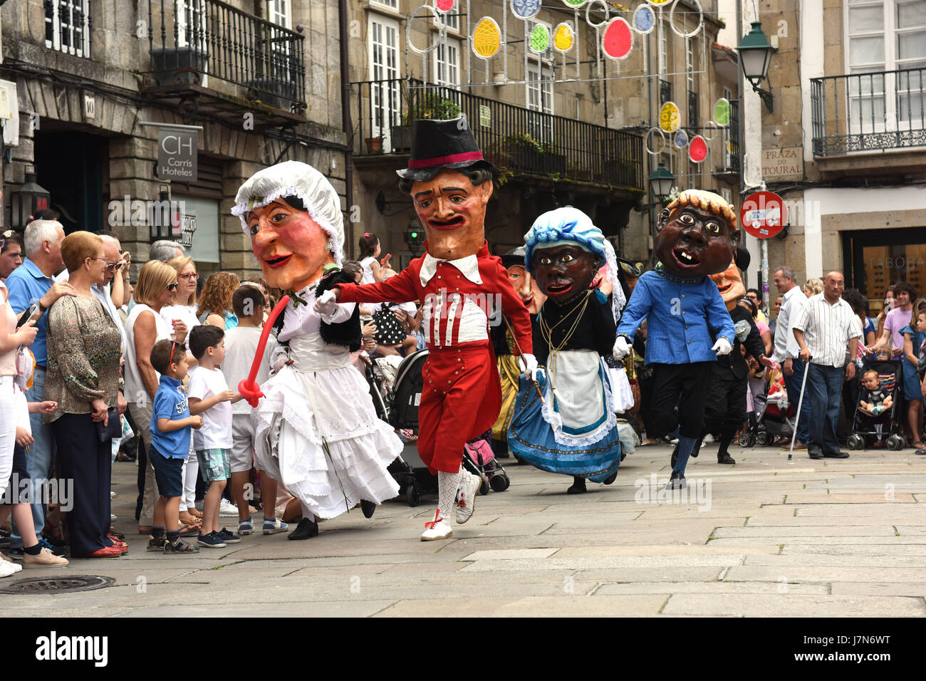 Santiago de Compostela, Spagna. 25 Maggio, 2017. Gigantes y cabezudos giganti sfilano per le strade di Santiago de Compostela in Spagna settentrionale durante il giorno dell'Ascensione festival. Credito: David Bagnall/Alamy Live News Foto Stock