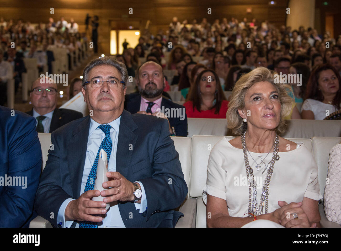 Cáceres, Spagna. 25 Maggio, 2017. Juan Ignacio Zoido Álvarez, che attualmente prestano servizio come Ministro degli Interni della Spagna e del Vice per Siviglia, giudice e uomo politico del Partito Popolare (Spagna) ha sponsorizzato la studients graduazione della García Tellez Institute oggi in Cáceres (parte anteriore destra: Cristina Herrera, la delegazione del governo della comunità autonoma di Estremadura) Credito: Esteban Martinena Guerrero/Alamy Live News Foto Stock