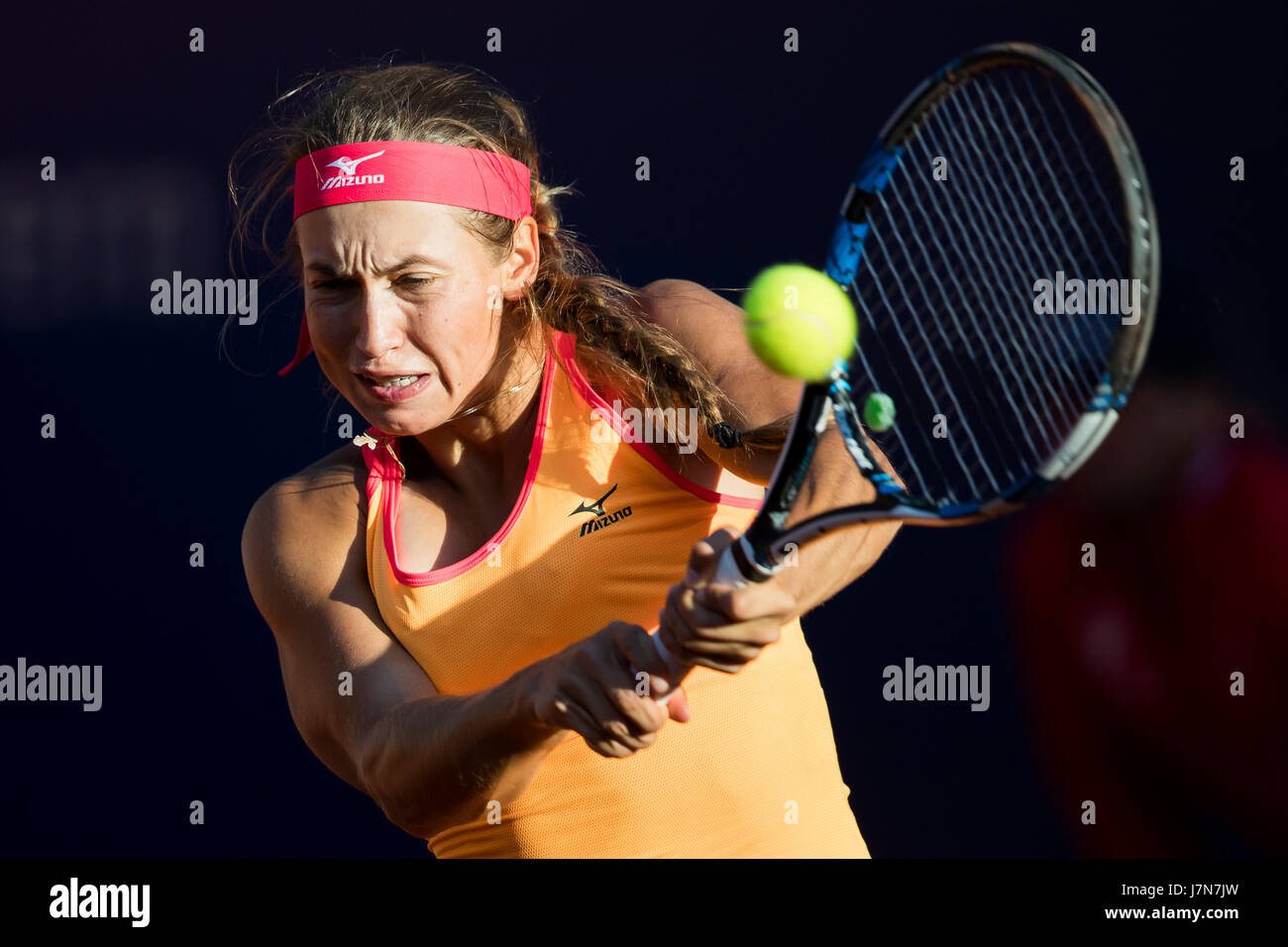 Norimberga, Germania. 25 Maggio, 2017. Yulia Putintseva del Kazakistan giocando contro Sorana Cirstea della Romania nei quarti di finale del WTA tennis tournament in Nuremberg, Germania, 25 maggio 2017. Foto: Daniel Karmann/dpa/Alamy Live News Foto Stock