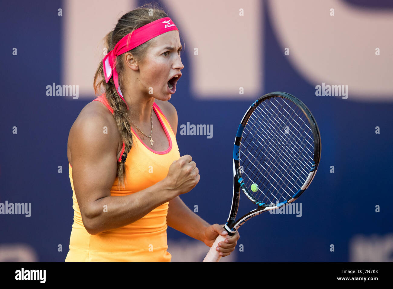 Norimberga, Germania. 25 Maggio, 2017. Yulia Putintseva del Kazakistan giocando contro Sorana Cirstea della Romania nei quarti di finale del WTA tennis tournament in Nuremberg, Germania, 25 maggio 2017. Foto: Daniel Karmann/dpa/Alamy Live News Foto Stock