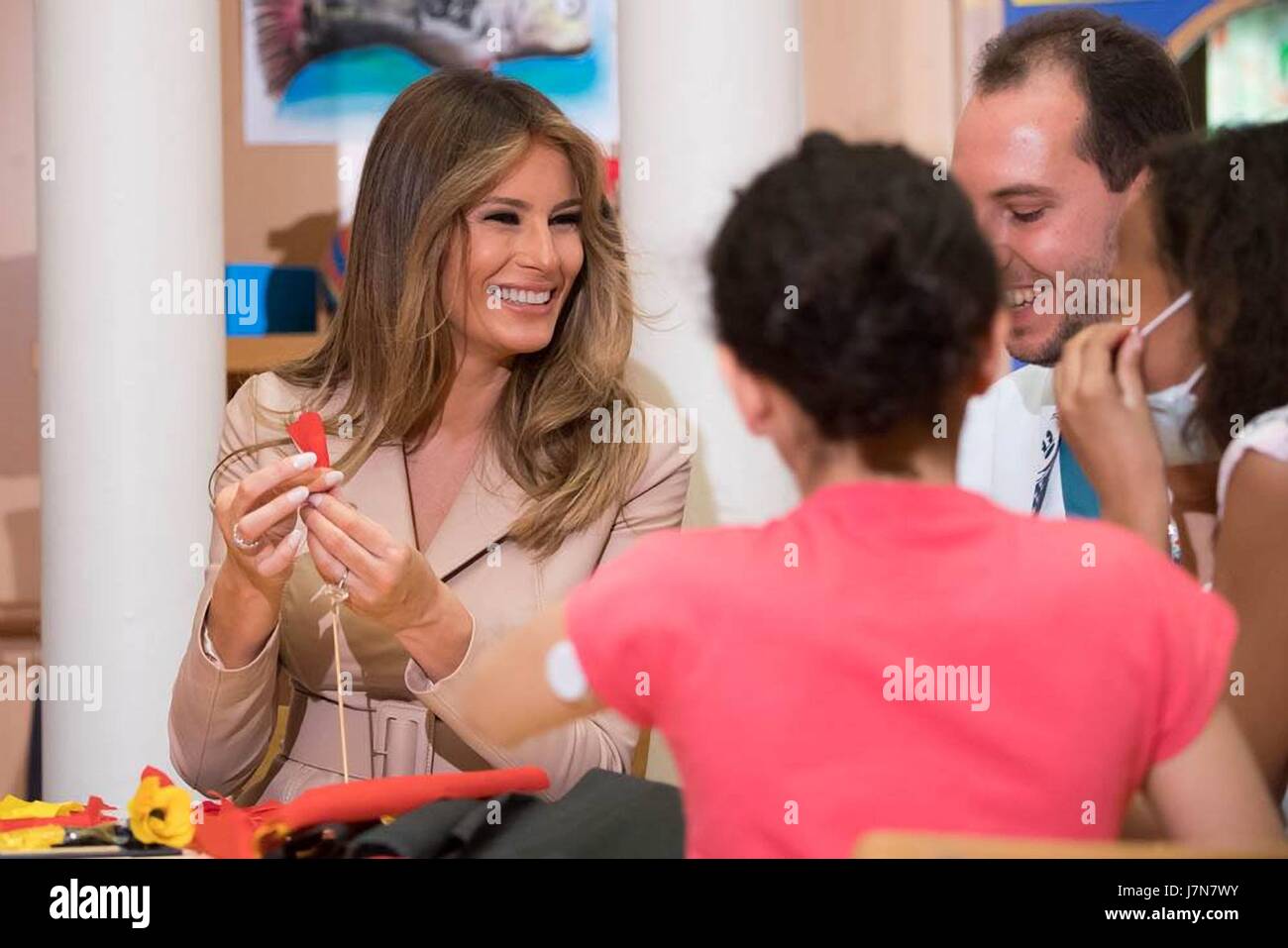 Bruxelles, Belgio. 25 Maggio, 2017. Stati Uniti La First Lady Melania Trump si unisce con i bambini e il personale creando fiori di artigianato durante una visita alla Regina Fabiola per bambini Ospedale universitario 25 Maggio 2017 a Bruxelles. Credito: Planetpix/Alamy Live News Foto Stock