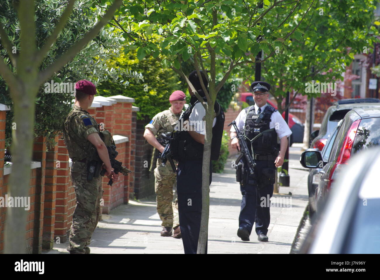 Londra, Regno Unito. 25 Maggio 2015.Armate pesantemente il personale militare e di polizia armata di guardia le strade di Londra, Regno Unito. Credito: Matthews produzioni/Almay Live News. Foto Stock