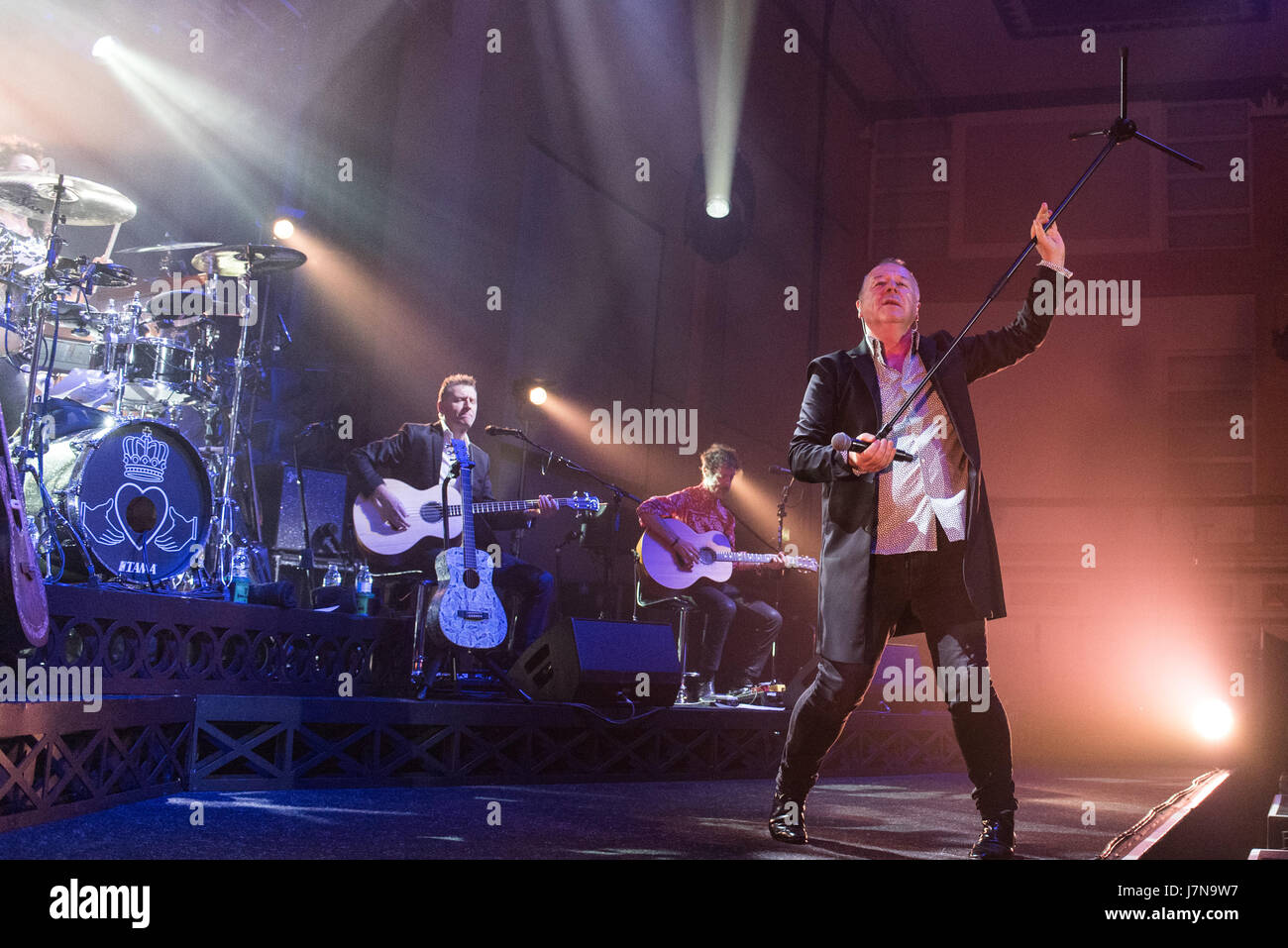 Il centro termale, Bridlington, UK. 25 Maggio 2017.Simple Minds eseguire presso il centro termale, Bridlington, N. Yorks, Inghilterra 25.05.2017 Credito: Gary Stafford/Alamy Live News Foto Stock