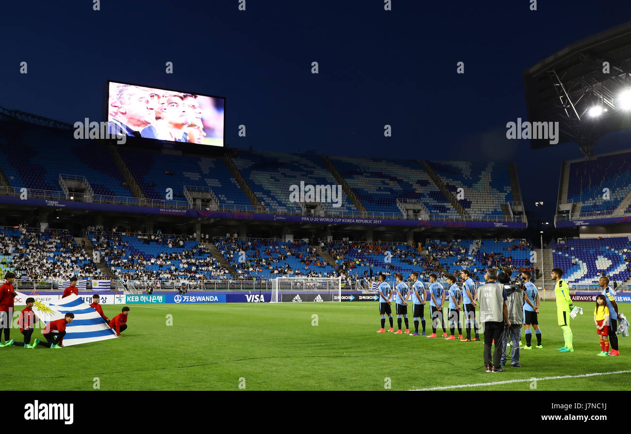 Suwon, Corea del Sud. Xxiv Maggio, 2017. U-20 Uruguay gruppo team line-up (URU) Calcio/Calcetto : Uruguay i giocatori a cantare l'inno nazionale prima che la FIFA U-20 World Cup Corea Repubblica 2017 Gruppo D match tra Uruguay 2-0 Giappone a Suwon World Cup Stadium di Suwon, Corea del Sud . Credito: Kenzaburo Matsuoka/AFLO/Alamy Live News Foto Stock