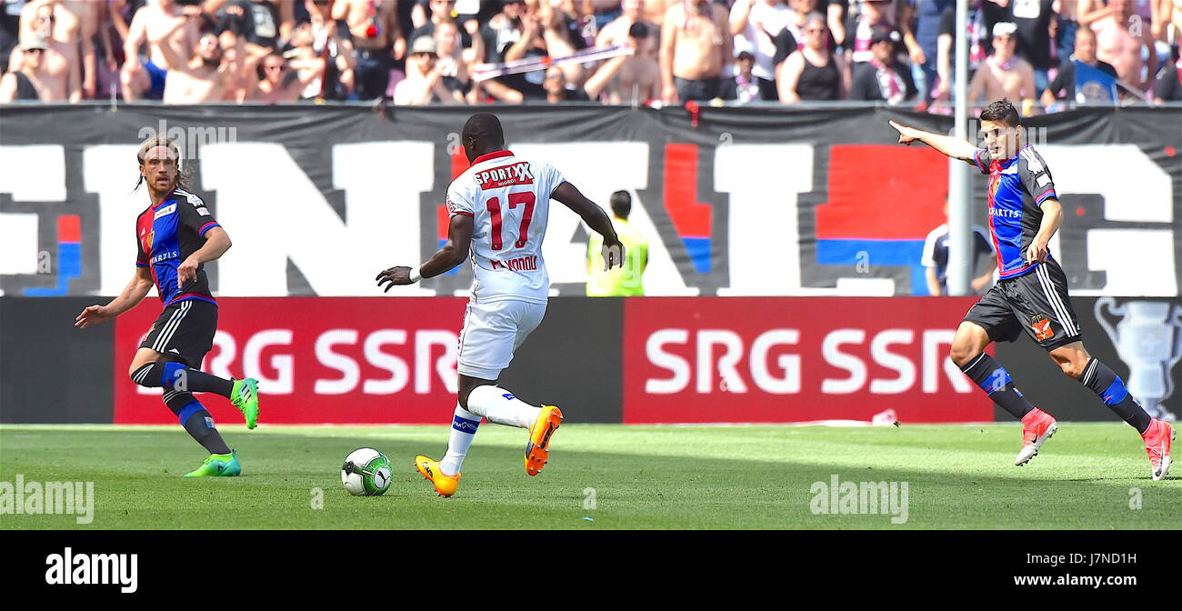 Genève, 25.05.2017, calcio helvetia swiss cup finale, fc bâle 1893 - FC Sion, jagne pa modou (FC Sion 17) duello con Michael Lang (fcb 5) e Mohamed elyounoussi (fcb 24) foto: cronos/frederic dubuis Foto Stock