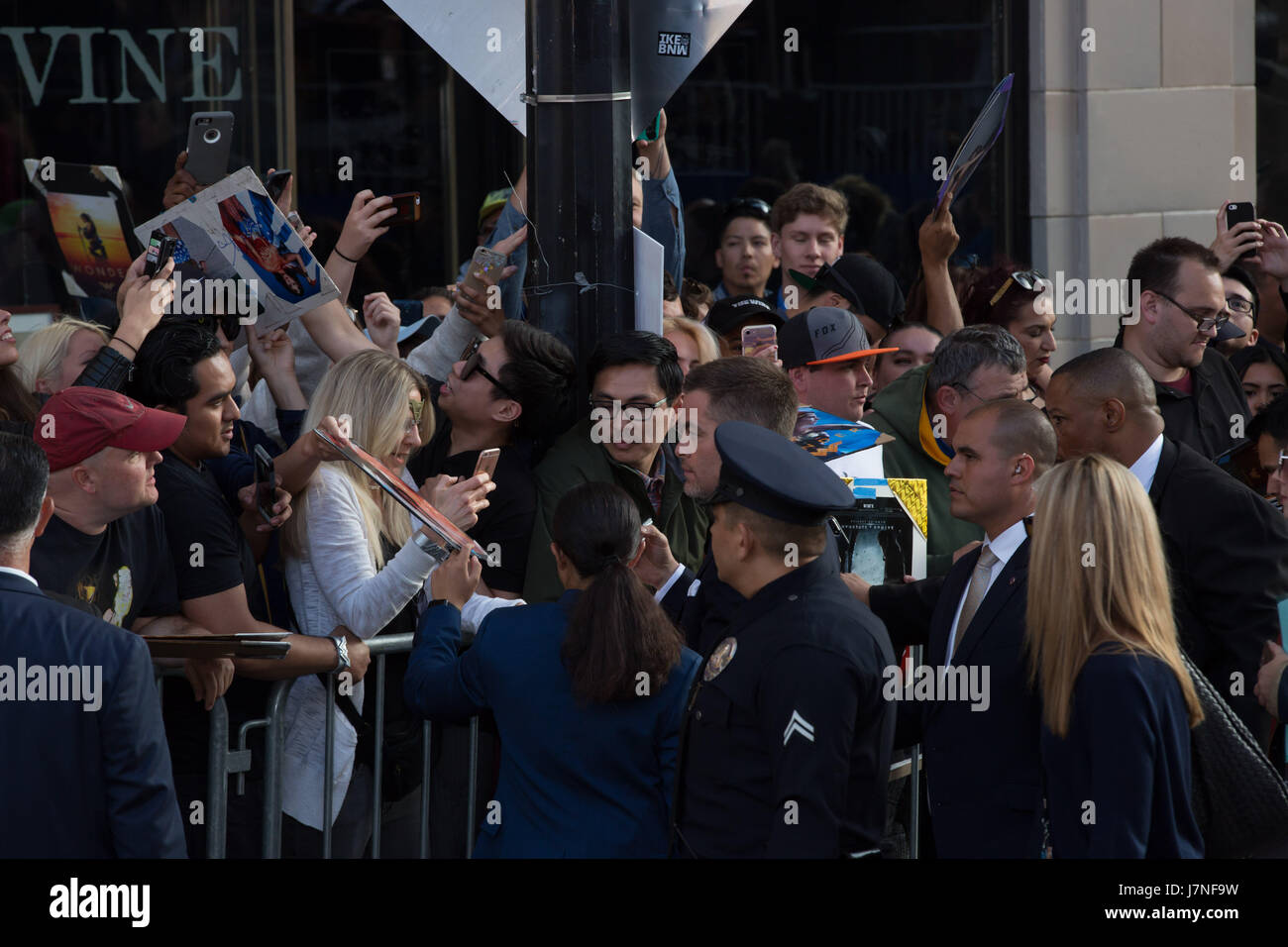Hollywood, California, USA. 25 Maggio, 2017. Attore Chris Pine con ventole alla premiere di Warner Bros Foto' 'Wonder Woman" presso il Teatro Pantages Maggio 25, 2017 in Hollywood, la California. Credito: la foto di accesso/Alamy Live News Foto Stock