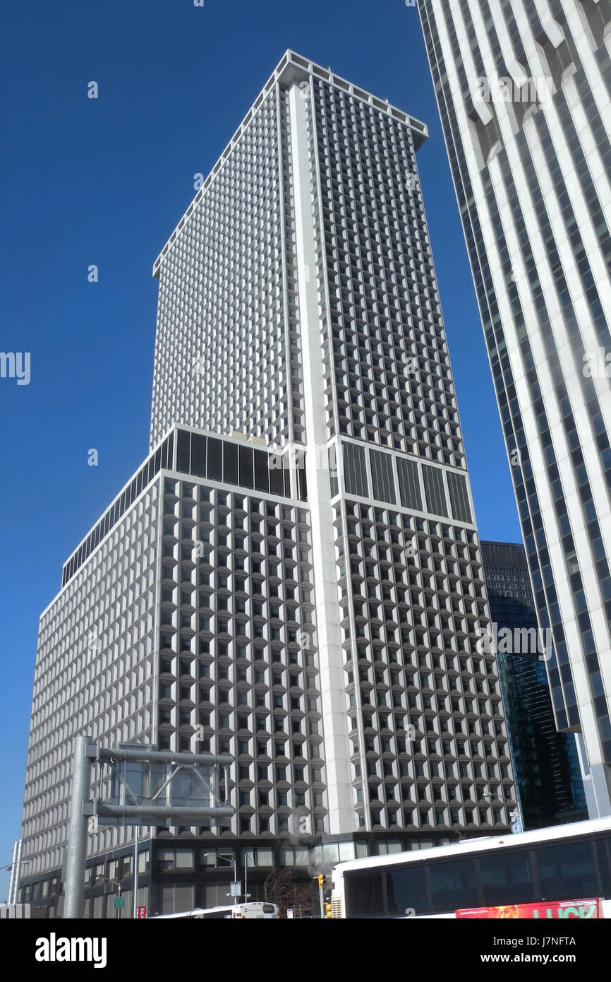 Questa voce si riferisce ad una posizione al numero 1 di New York Plaza, situato ad est di Broadway Street, all'interno del quartiere finanziario di New York City. Il plaza è un importante centro commerciale e commerciale della città, noto per la sua vicinanza al World Trade Center e il suo moderno design architettonico. Foto Stock