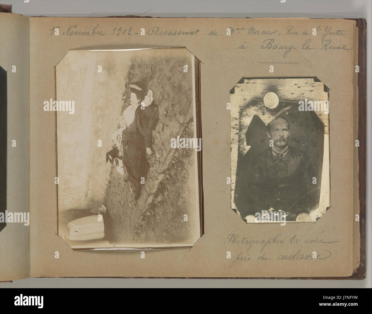 Questo album, attribuito ad Alphonse Bertillon, presenta una collezione di fotografie di scene del crimine di Parigi, che offrono uno sguardo storico sulle tecniche forensi all'inizio del XX secolo. Bertillon fu una figura pionieristica nell'identificazione criminale e nella fotografia. Foto Stock Questo album, attribuito ad Alphonse Bertillon, presenta una collezione di fotografie di scene del crimine di Parigi, che offrono uno sguardo storico sulle tecniche forensi all'inizio del XX secolo. Bertillon fu una figura pionieristica nell'identificazione criminale e nella fotografia. Foto Stock