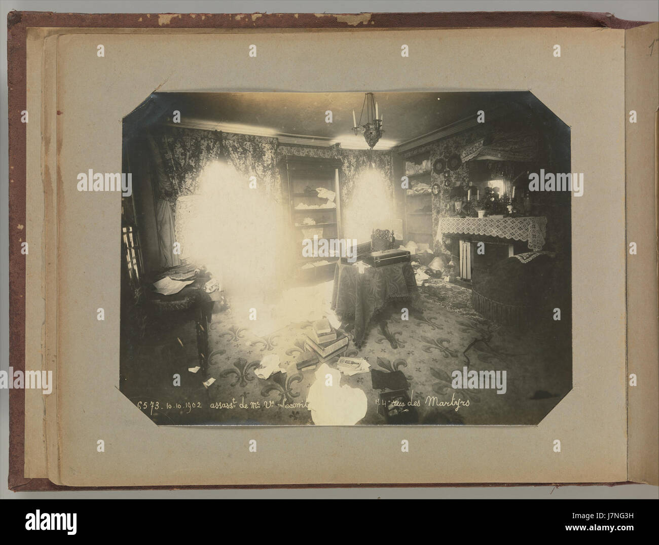 Un album con scene del crimine di Parigi, attribuito al lavoro di Alphonse Bertillon, un pioniere nell'identificazione criminale e nella fotografia alla fine del XIX secolo. Foto Stock