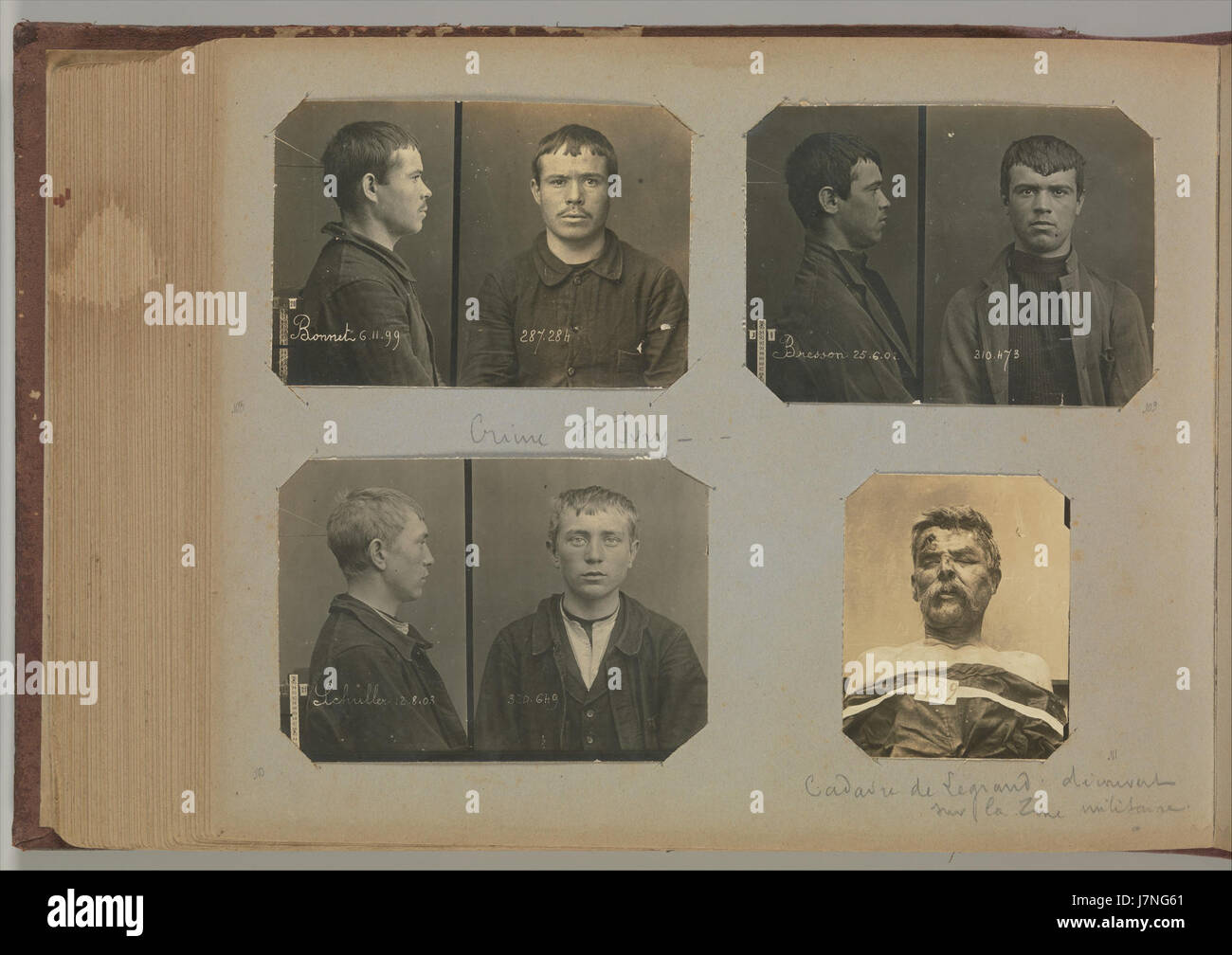 Questo album presenta una serie di fotografie della scena del crimine di Parigi, attribuite al poliziotto e criminale francese Alphonse Bertillon. Bertillon, noto per lo sviluppo del sistema di identificazione dei criminali attraverso l'antropometria, catturò queste immagini come parte delle prime indagini forensi alla fine del XIX secolo. Foto Stock