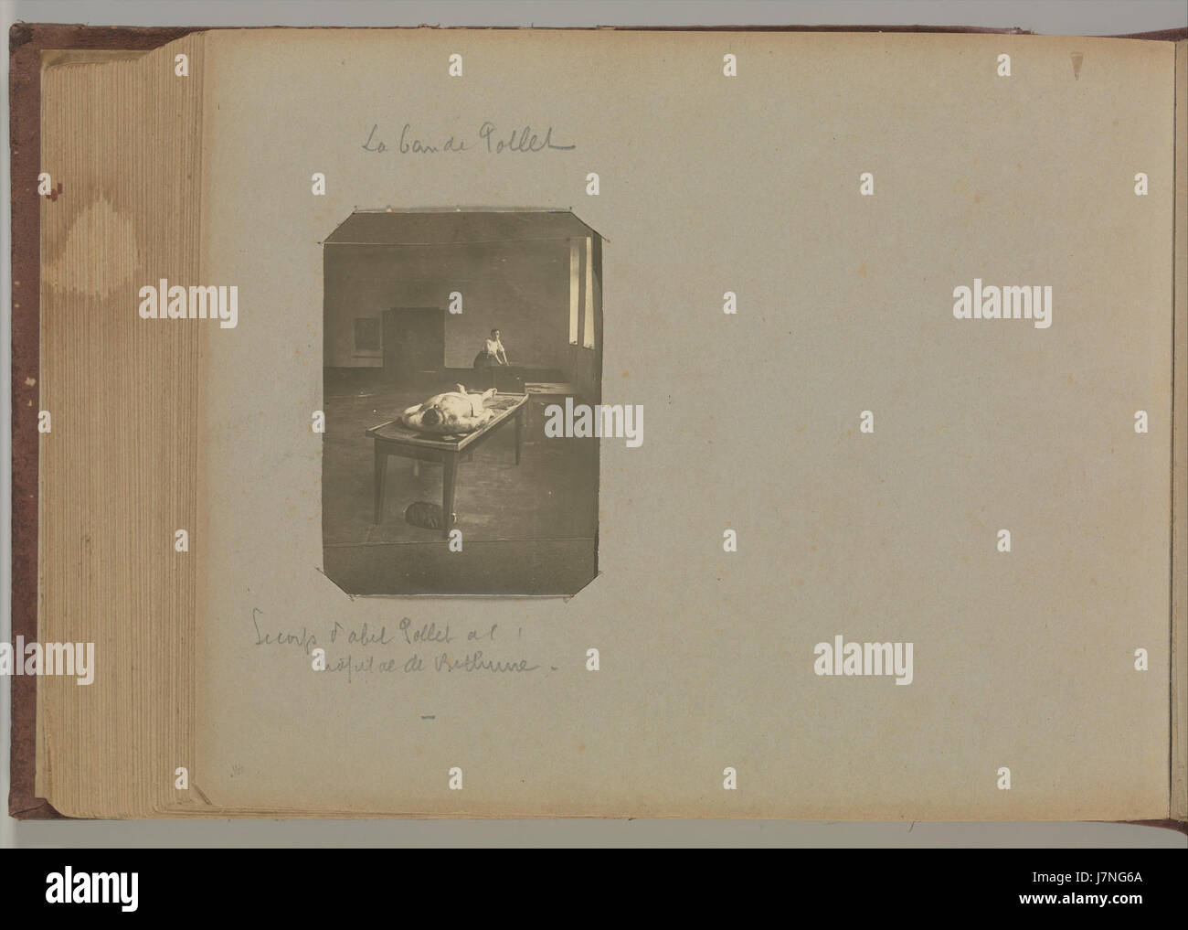 Questo album, attribuito ad Alphonse Bertillon, mostra la fotografia della scena del crimine di Parigi. Bertillon, noto per il suo lavoro pionieristico nell'identificazione criminale, usò questo mezzo per documentare le scene del crimine a fini forensi. Foto Stock