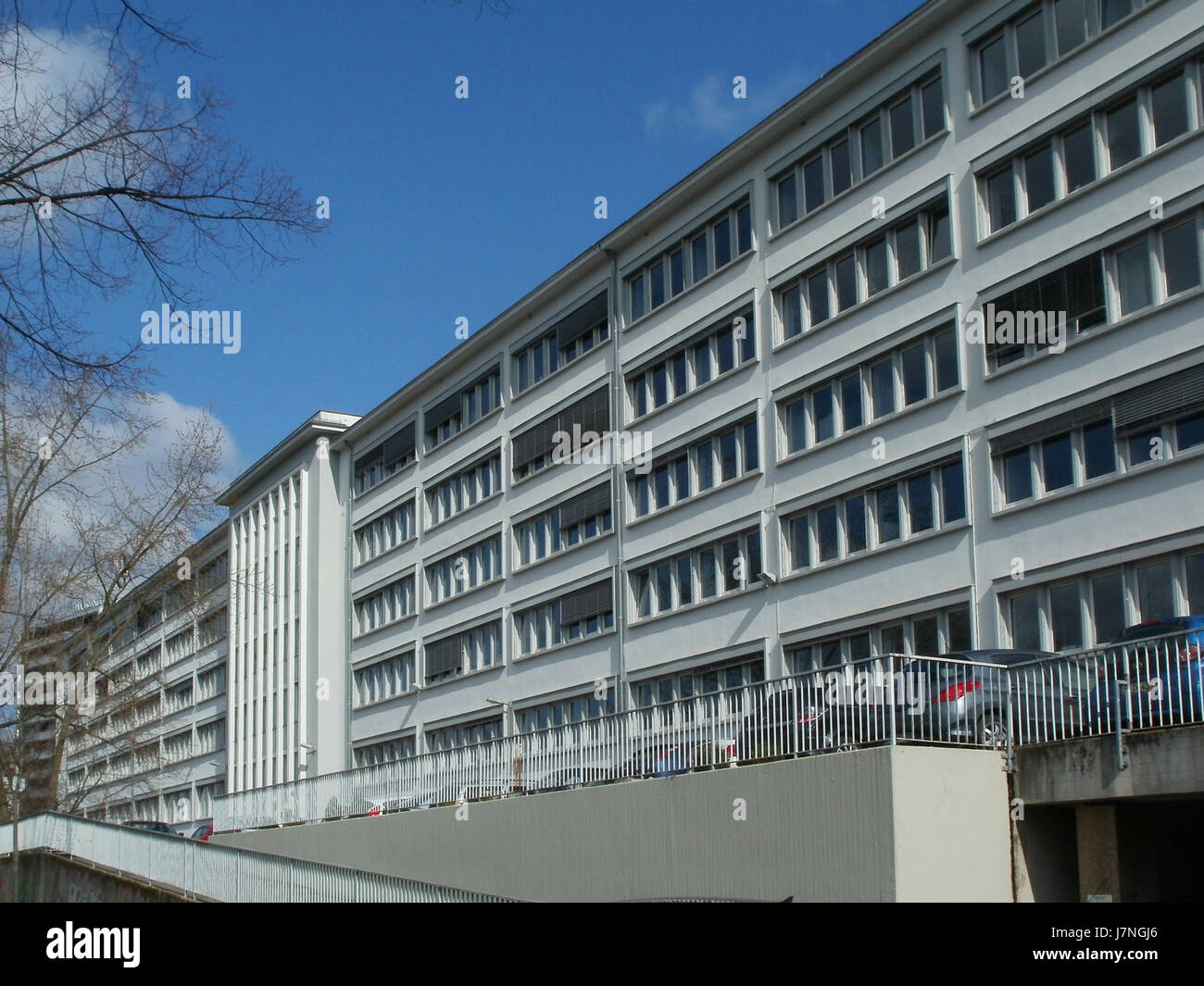 Questa immagine raffigura il *Finanzamt* a Saarbruecken l'8 marzo 2012. L'edificio rappresenta un'istituzione finanziaria chiave nella regione, che gestisce le responsabilità fiscali e fiscali per la popolazione locale. Foto Stock