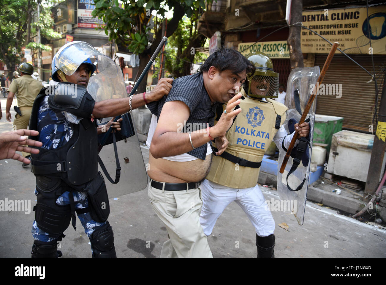 Kolkata, India. 25 Maggio, 2017. Diversi Bharatiya Janta Party (BJP) i lavoratori si sono scontrati con la polizia durante la loro marcia verso il quartier generale della polizia in Kolkata Maggio 25, 2017 chiedendo l arresto di 'corrotti' Trinamool Congress leader, che richiede la forza di utilizzare gas lacrimogeno gusci, acqua canonici e manganelli per disperdere i loro. Top leader del BJP sono stati arrestati dalla polizia. Manifestanti gettare bombe sulle forze di polizia. Credito: Tanmoy Bhaduri/Pacific Press/Alamy Live News Foto Stock