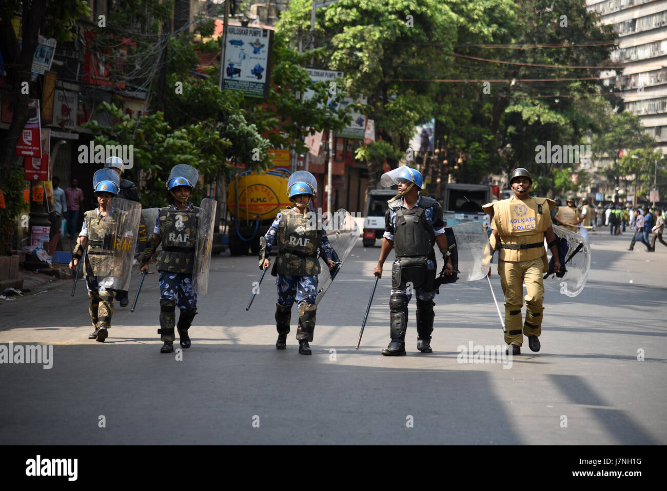 Kolkata, India. 25 Maggio, 2017. Diversi Bharatiya Janta Party (BJP) i lavoratori si sono scontrati con la polizia durante la loro marcia verso il quartier generale della polizia in Kolkata Maggio 25, 2017 chiedendo l arresto di 'corrotti' Trinamool Congress leader, che richiede la forza di utilizzare gas lacrimogeno gusci, acqua canonici e manganelli per disperdere i loro. Top leader del BJP sono stati arrestati dalla polizia. Manifestanti gettare bombe sulle forze di polizia. Credito: Tanmoy Bhaduri/Pacific Press/Alamy Live News Foto Stock