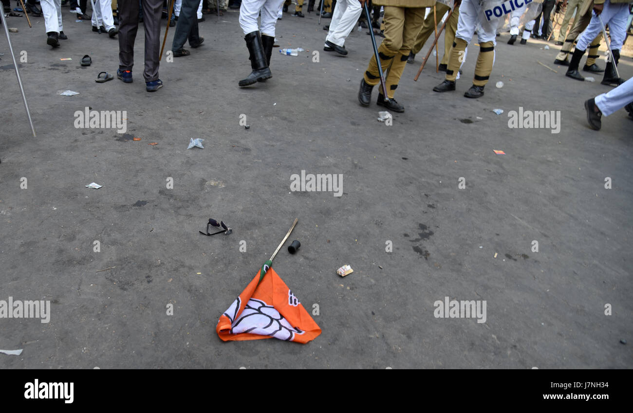 Kolkata, India. 25 Maggio, 2017. Diversi Bharatiya Janta Party (BJP) i lavoratori si sono scontrati con la polizia durante la loro marcia verso il quartier generale della polizia in Kolkata Maggio 25, 2017 chiedendo l arresto di 'corrotti' Trinamool Congress leader, che richiede la forza di utilizzare gas lacrimogeno gusci, acqua canonici e manganelli per disperdere i loro. Top leader del BJP sono stati arrestati dalla polizia. Manifestanti gettare bombe sulle forze di polizia. Credito: Tanmoy Bhaduri/Pacific Press/Alamy Live News Foto Stock