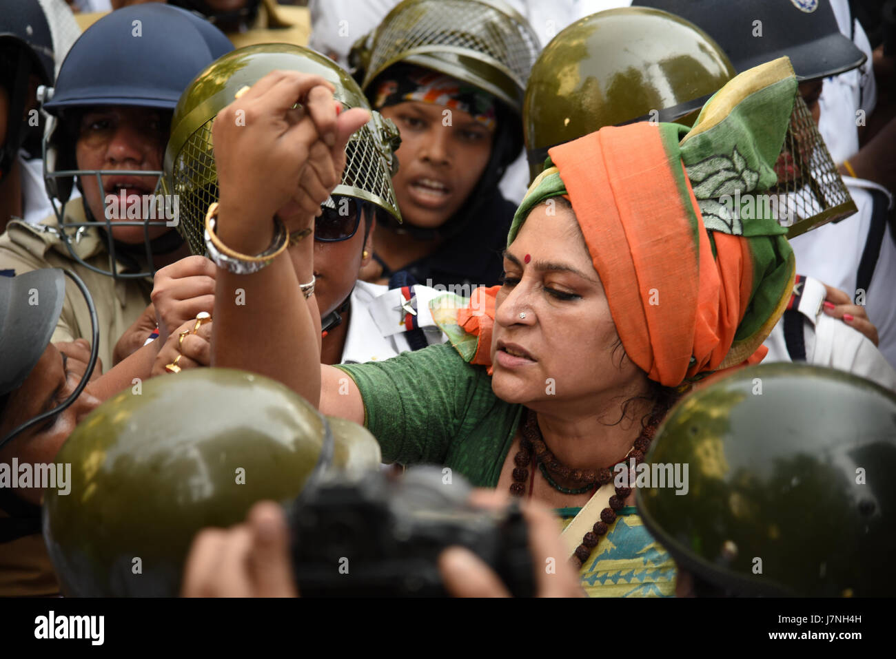 Kolkata, India. 25 Maggio, 2017. Diversi Bharatiya Janta Party (BJP) i lavoratori si sono scontrati con la polizia durante la loro marcia verso il quartier generale della polizia in Kolkata Maggio 25, 2017 chiedendo l arresto di 'corrotti' Trinamool Congress leader, che richiede la forza di utilizzare gas lacrimogeno gusci, acqua canonici e manganelli per disperdere i loro. Top leader del BJP sono stati arrestati dalla polizia. Manifestanti gettare bombe sulle forze di polizia. Roopa Ganguly coinvolto in una bagarre con la polizia Credito: Tanmoy Bhaduri/Pacific Press/Alamy Live News Foto Stock