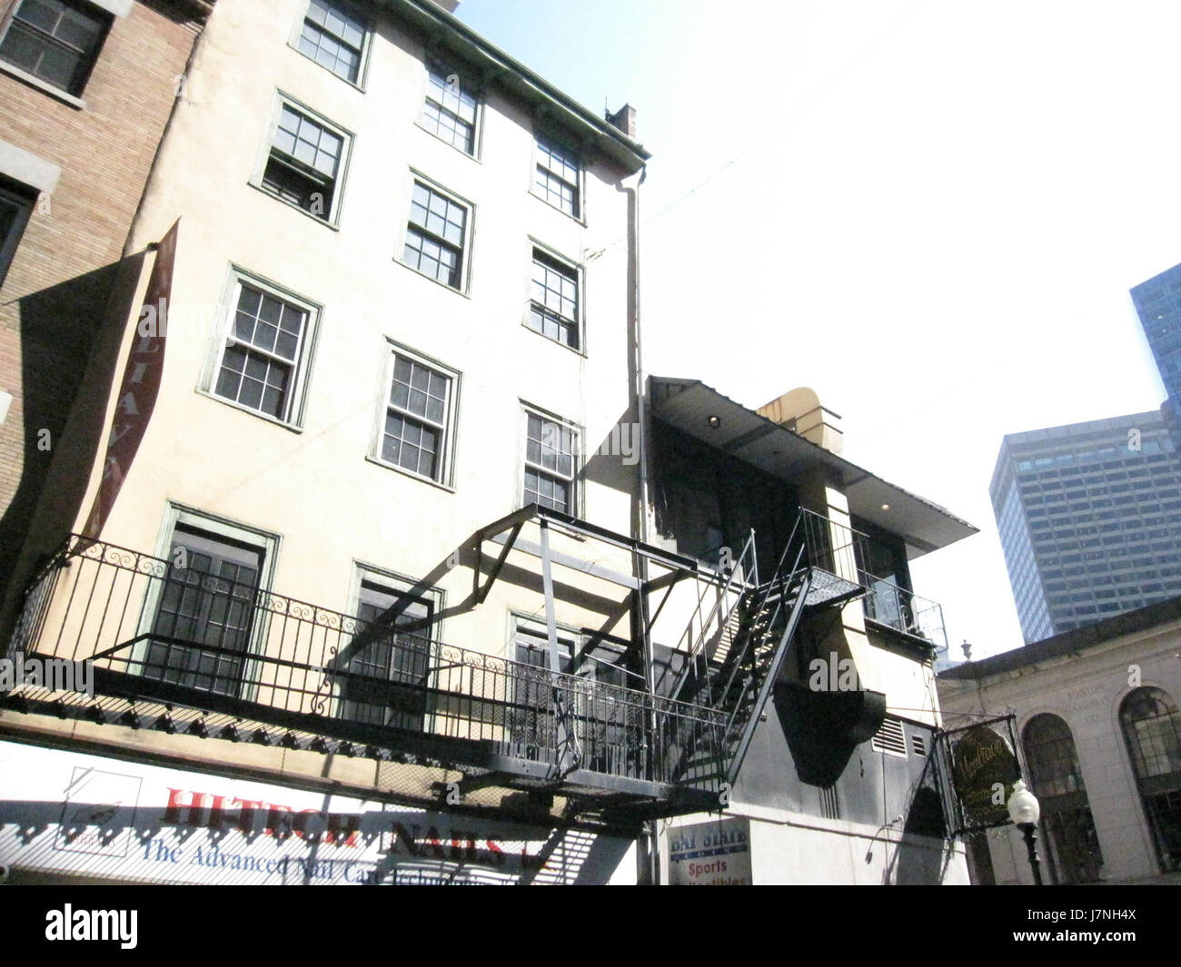 Questa immagine mostra un albergo situato al 2012 di Bromfield Street a Boston, Massachusetts, che mette in evidenza l'architettura urbana e il design residenziale tipico della zona. Foto Stock