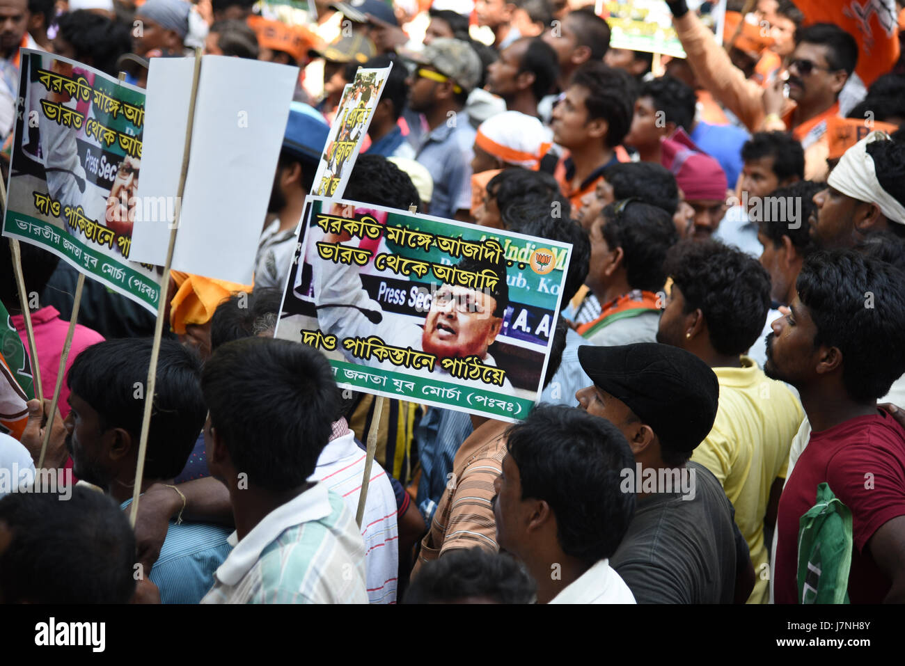 Kolkata, India. 25 Maggio, 2017. Diversi Bharatiya Janta Party (BJP) i lavoratori si sono scontrati con la polizia durante la loro marcia verso il quartier generale della polizia in Kolkata Maggio 25, 2017 chiedendo l arresto di 'corrotti' Trinamool Congress leader, che richiede la forza di utilizzare gas lacrimogeno gusci, acqua canonici e manganelli per disperdere i loro. Top leader del BJP sono stati arrestati dalla polizia. Manifestanti gettare bombe sulle forze di polizia. Credito: Tanmoy Bhaduri/Pacific Press/Alamy Live News Foto Stock