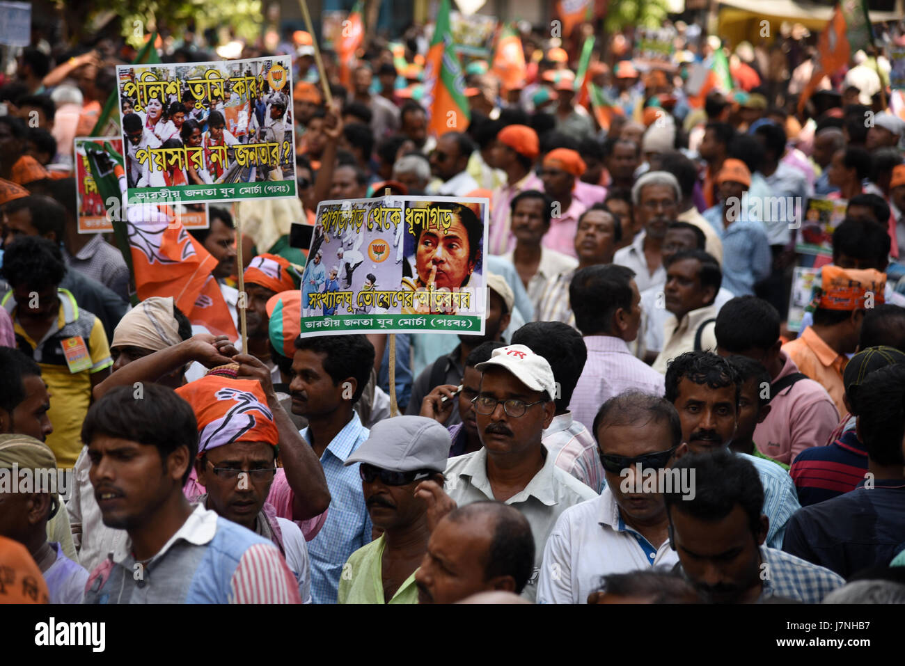Kolkata, India. 25 Maggio, 2017. Diversi Bharatiya Janta Party (BJP) i lavoratori si sono scontrati con la polizia durante la loro marcia verso il quartier generale della polizia in Kolkata Maggio 25, 2017 chiedendo l arresto di 'corrotti' Trinamool Congress leader, che richiede la forza di utilizzare gas lacrimogeno gusci, acqua canonici e manganelli per disperdere i loro. Top leader del BJP sono stati arrestati dalla polizia. Manifestanti gettare bombe sulle forze di polizia. Credito: Tanmoy Bhaduri/Pacific Press/Alamy Live News Foto Stock