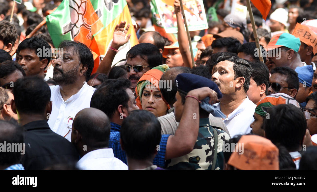 Kolkata, India. 25 Maggio, 2017. Diversi Bharatiya Janta Party (BJP) i lavoratori si sono scontrati con la polizia durante la loro marcia verso il quartier generale della polizia in Kolkata Maggio 25, 2017 chiedendo l arresto di 'corrotti' Trinamool Congress leader, che richiede la forza di utilizzare gas lacrimogeno gusci, acqua canonici e manganelli per disperdere i loro. Top leader del BJP sono stati arrestati dalla polizia. Manifestanti gettare bombe sulle forze di polizia. Roopa Ganguly coinvolto in una bagarre con la polizia Credito: Tanmoy Bhaduri/Pacific Press/Alamy Live News Foto Stock