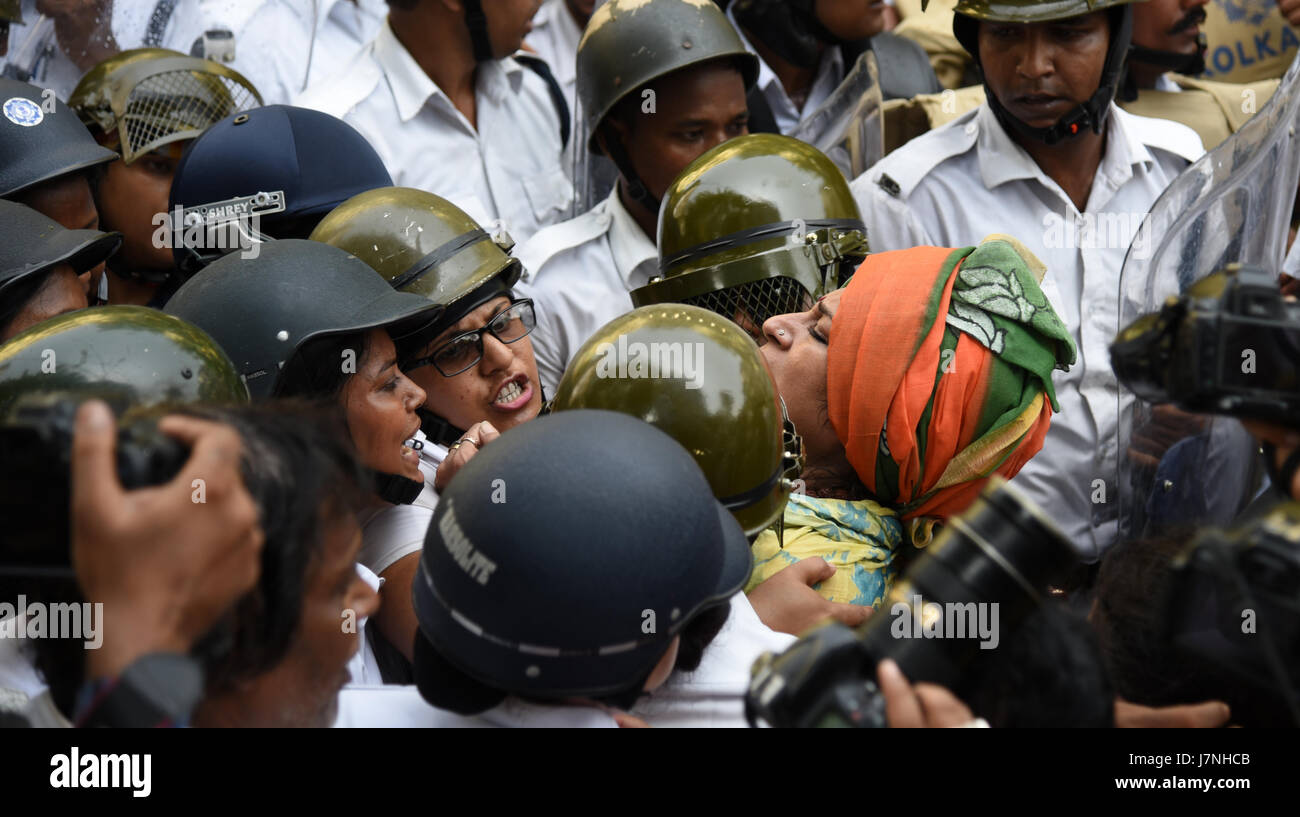 Kolkata, India. 25 Maggio, 2017. Diversi Bharatiya Janta Party (BJP) i lavoratori si sono scontrati con la polizia durante la loro marcia verso il quartier generale della polizia in Kolkata Maggio 25, 2017 chiedendo l arresto di 'corrotti' Trinamool Congress leader, che richiede la forza di utilizzare gas lacrimogeno gusci, acqua canonici e manganelli per disperdere i loro. Top leader del BJP sono stati arrestati dalla polizia. Manifestanti gettare bombe sulle forze di polizia. Roopa Ganguly coinvolto in una bagarre con la polizia Credito: Tanmoy Bhaduri/Pacific Press/Alamy Live News Foto Stock