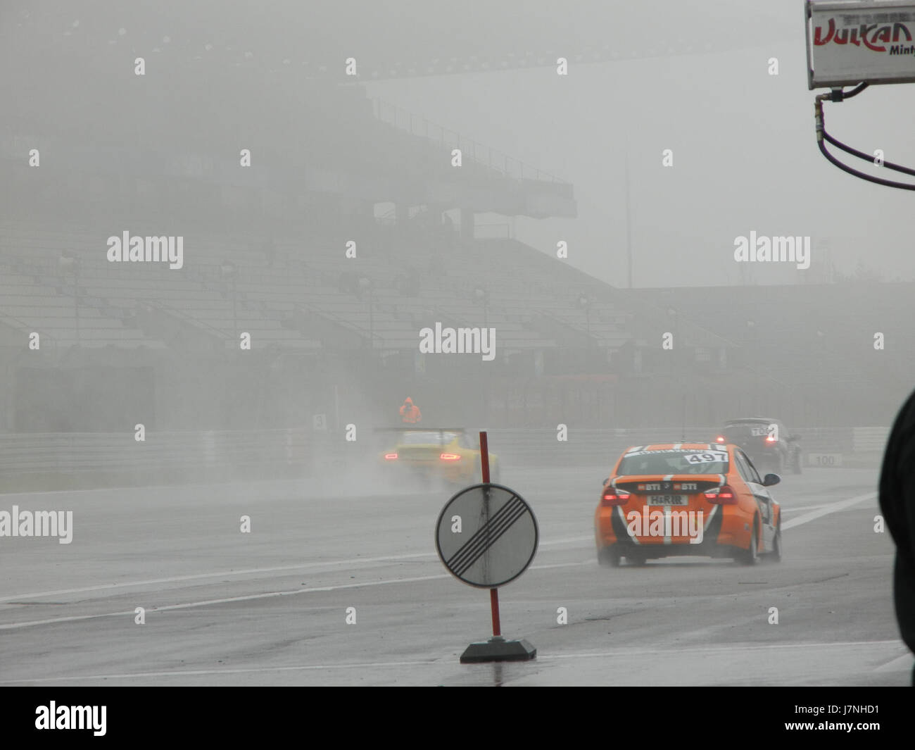 La prima gara VLN del 2012 si è svolta in condizioni di pioggia, presentando un ambiente impegnativo per i piloti. L'evento ha evidenziato l'abilità e l'adattabilità dei partecipanti durante la navigazione sulla pista bagnata, mostrando le loro capacità di gara e la loro resilienza in condizioni meteorologiche avverse. Foto Stock