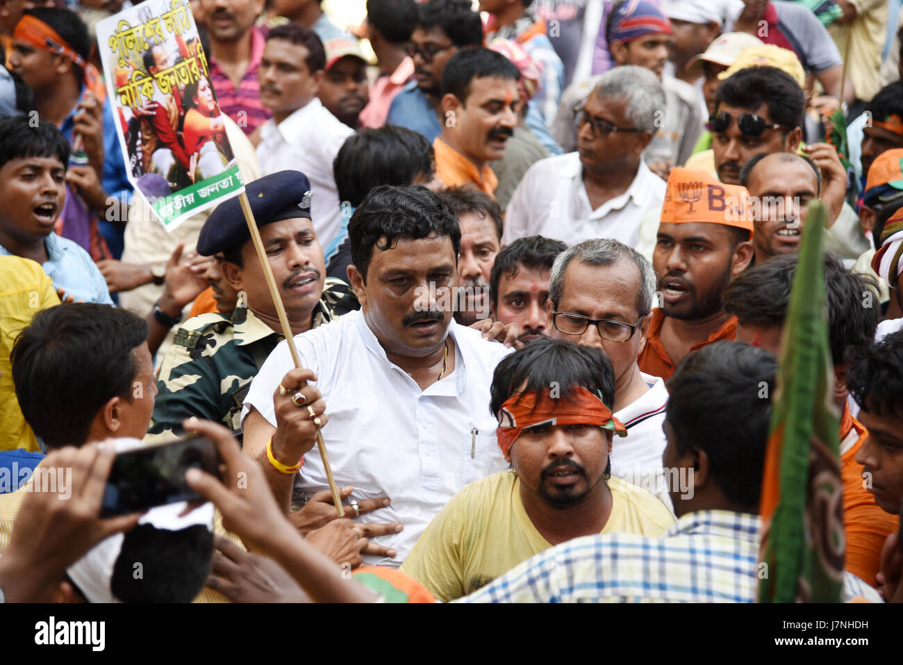 Kolkata, India. 25 Maggio, 2017. Diversi Bharatiya Janta Party (BJP) i lavoratori si sono scontrati con la polizia durante la loro marcia verso il quartier generale della polizia in Kolkata Maggio 25, 2017 chiedendo l arresto di 'corrotti' Trinamool Congress leader, che richiede la forza di utilizzare gas lacrimogeno gusci, acqua canonici e manganelli per disperdere i loro. Top leader del BJP sono stati arrestati dalla polizia. Manifestanti gettare bombe sulle forze di polizia. Rahul Sinha coinvolto in una bagarre con la polizia. Credito: Tanmoy Bhaduri/Pacific Press/Alamy Live News Foto Stock
