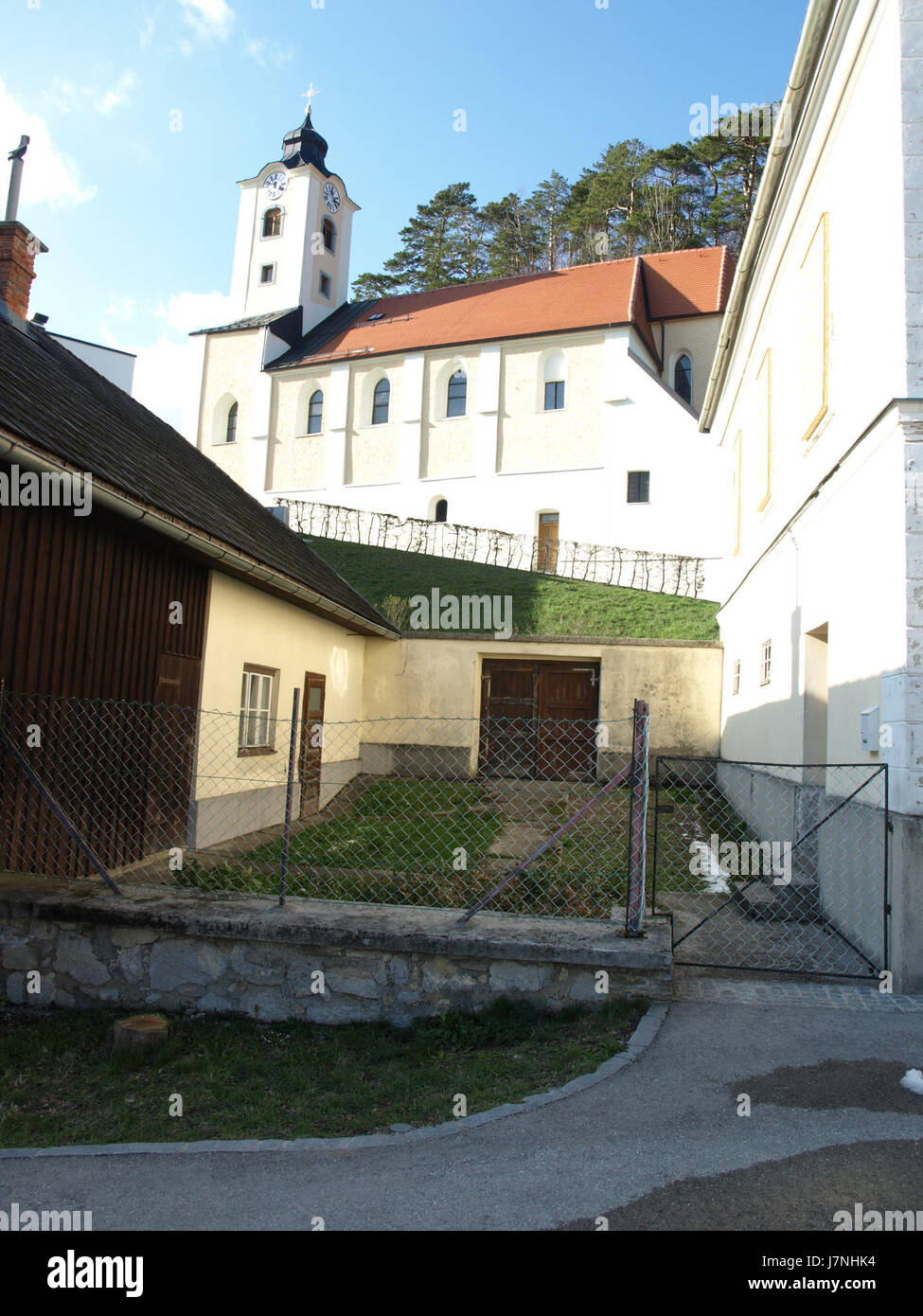 Fotografia della chiesa parrocchiale 'Pfarrkirche hl. Nikolaus' a Konradsheim, scattato il 1° aprile 2012, evidenziandone le caratteristiche architettoniche. Foto Stock