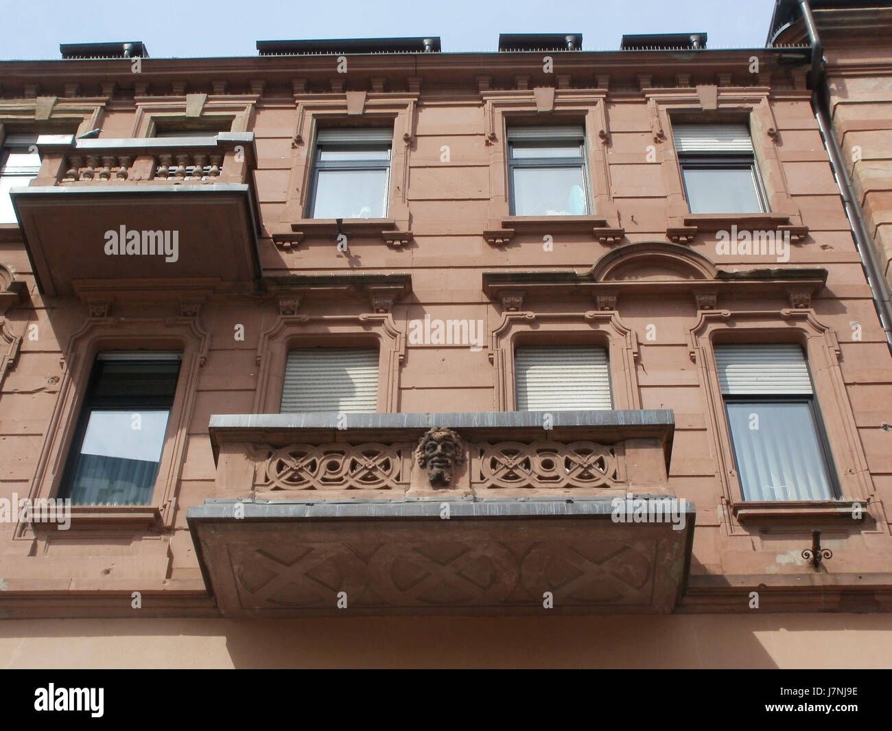 Questa immagine mostra Dudweiler Str. 2 a SaarbrÃ¼cken, Germania. Situata nella capitale Saarland, la strada fa parte del paesaggio urbano, noto per il suo mix di edifici residenziali e commerciali in una regione con una ricca storia industriale. Foto Stock