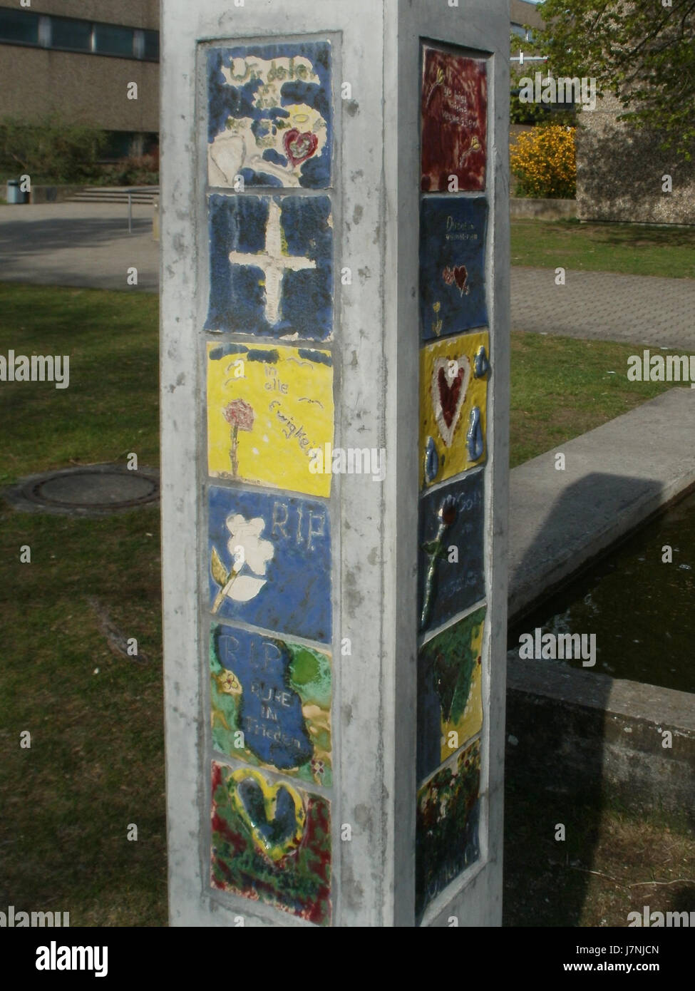 Questo riferimento descrive probabilmente un evento significativo o una foto relativa a Brunnen Lusshardtschule a Neulussheim, Germania, il 22 aprile 2012, con un significato specifico nella storia o nell'educazione locale. Foto Stock