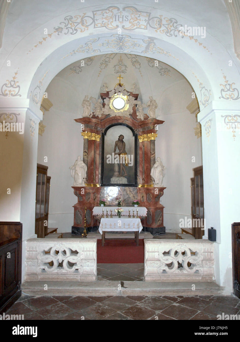 Questa fotografia scattata il 28 aprile 2012 mostra la Chiesa Parrocchiale di San Martino a Sitzendorf an der Schmida, Austria. La chiesa, un notevole sito storico e architettonico, rappresenta il patrimonio religioso della regione. Foto Stock