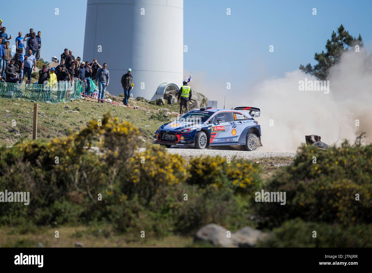 CAMINHA, Portogallo - 21 Maggio: Thierry Neuville del Belgio e Nicolas Gilsoul del Belgio competere nel loro Hyundai Motorsport WRT Hyundai i20 WRC. Foto Stock