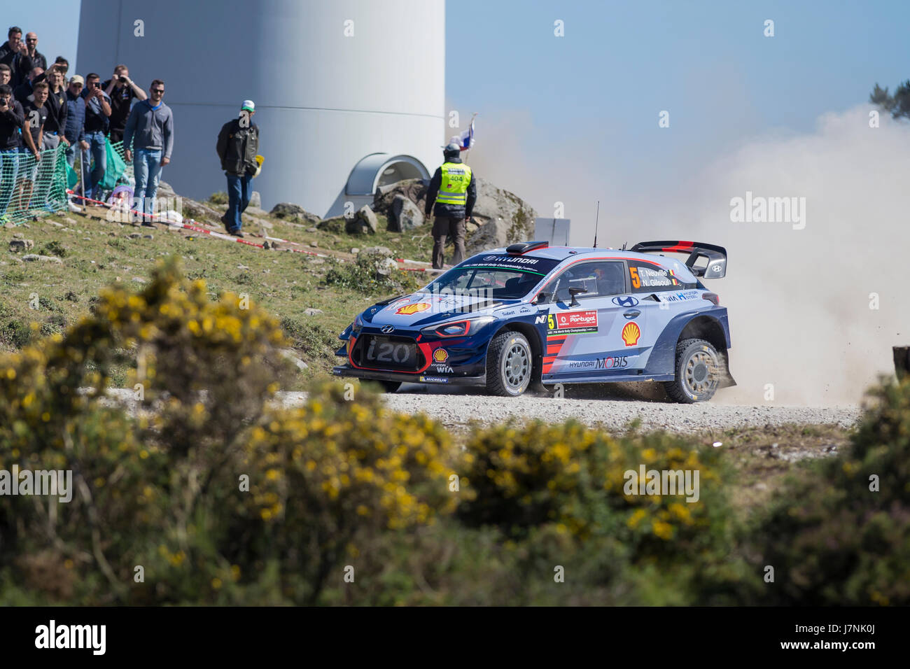 CAMINHA, Portogallo - 21 Maggio: Thierry Neuville del Belgio e Nicolas Gilsoul del Belgio competere nel loro Hyundai Motorsport WRT Hyundai i20 WRC. Foto Stock