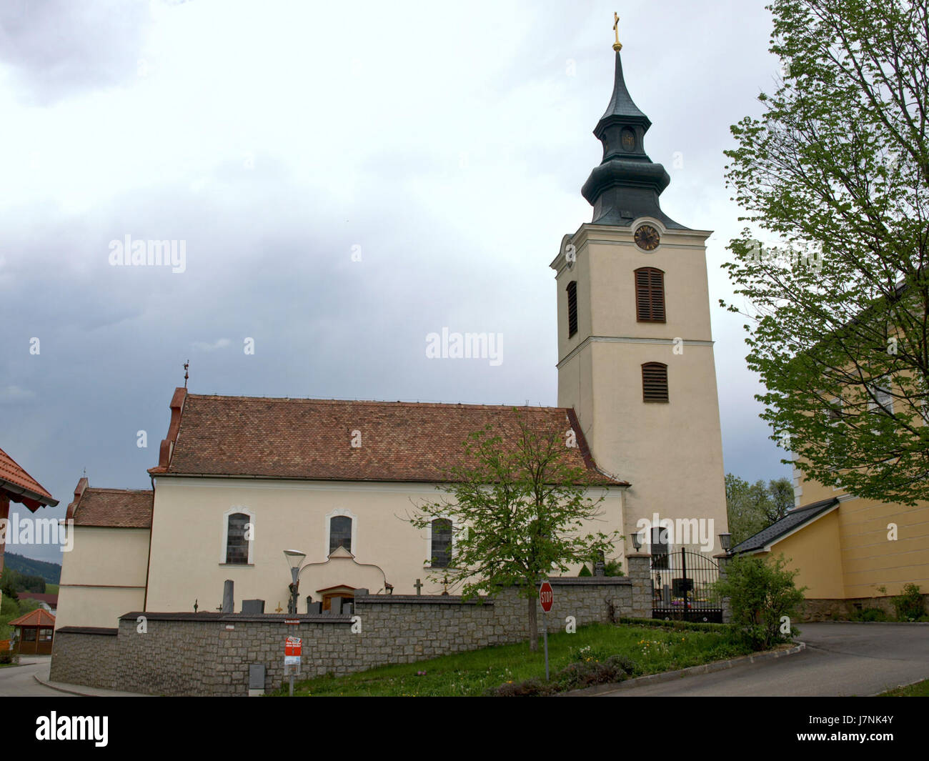 Chiesa parrocchiale di San Martino, dedicata a San Martino, situata in una regione specifica. L'immagine può evidenziare l'architettura della chiesa o un evento specifico che si è verificato nel maggio 2012. Foto Stock